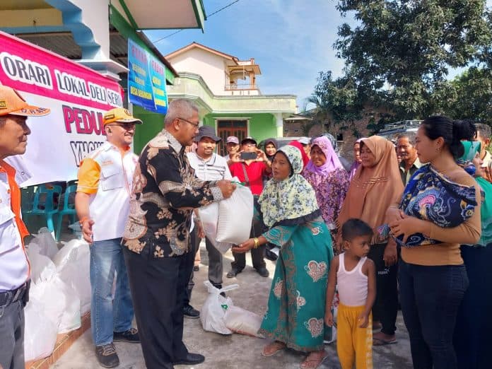 orari_deli_serdang_bagikan_sembako_ke_korban_banjir_di_beringin