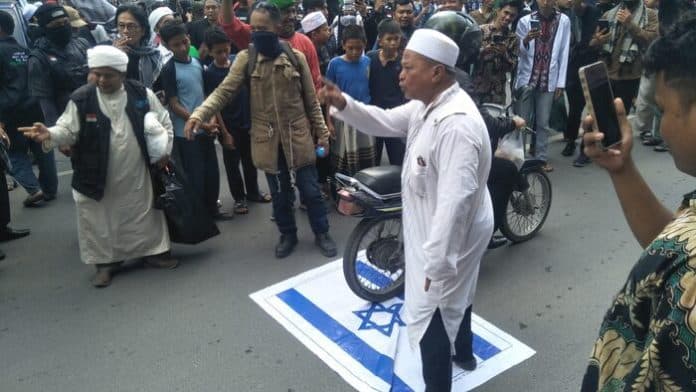 ormas_islam_kembali_geruduk_konsulat_as_bendera_israel_diinjak_massa