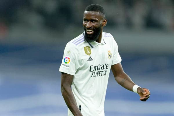 ozil_kritik_chelsea_karena_buang_antonio_rudiger