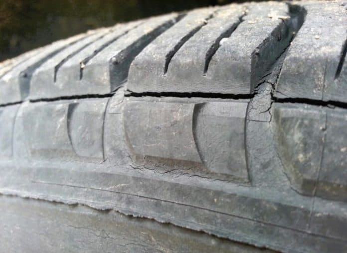 ozon_crack_penyakit_fatal_yang_menyerang_ban_motor_dan_mobil