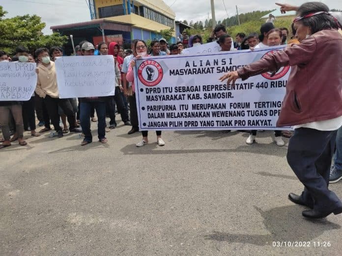 p_apbd_samosir_gagal_disahkan_massa_demo_di_kantor_dprd
