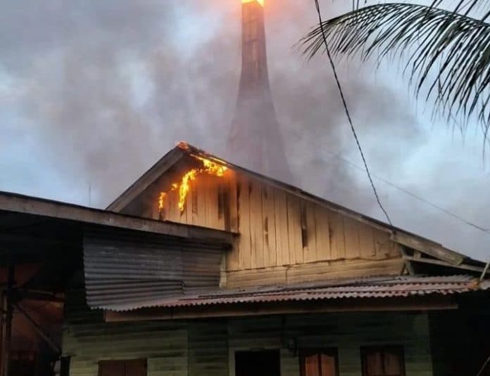 pabrik_arang_dan_rumah_terbakar_di_tanjung_morawa