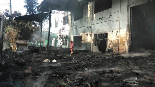 pabrik_ban_vukanisir_di_tanjung_morawa_terbakar