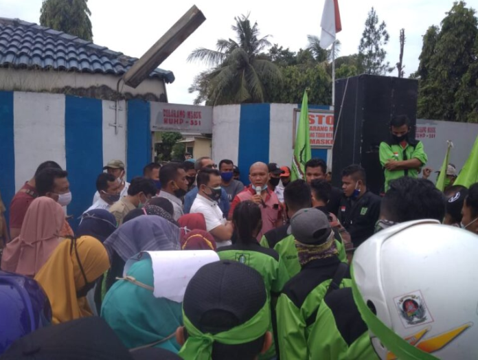 pabrik_pt_cki_tanjung_morawa_didemo_ratusan_buruh