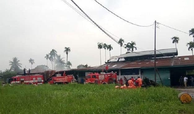 pabrik_pt_samudera_karet_di_delitua_terbakar