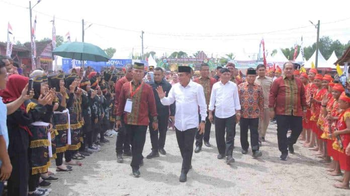 pagelaran_seni_budaya_daerah_ke_v_dibuka_edy_kagum_lihat_etnis_di_asahan_kompak