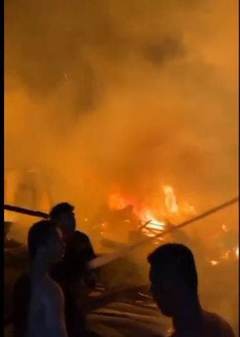 pagi_pagi_enam_rumah_kontrakan_di_tanjungbalai_ludes_terbakar