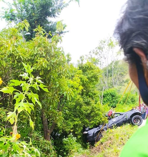 pajero_sport_dikendarai_warga_siantar_masuk_jurang_di_simarsarsar_boho_samosir