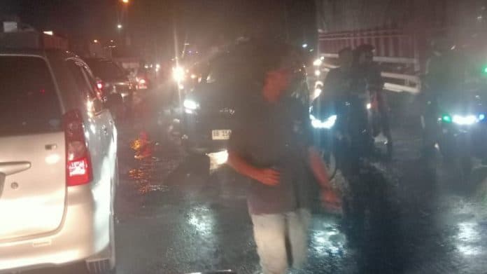 pak_ogah_atur_lalu_lintas_urai_kemacetan_di_depan_pos_polisi_tanjung_morawa