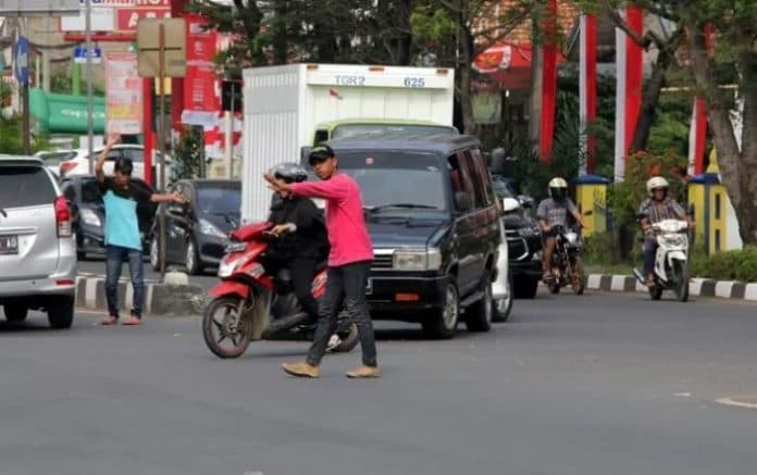 pak_ogah_kerap_utamakan_pengendara_yang_memberi_uang