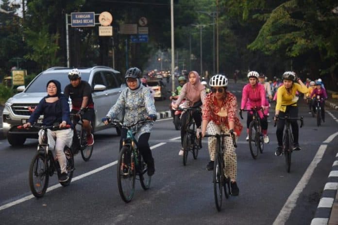 pakai_kebaya_puluhan_perempuan_gowes_keliling_kota_medan
