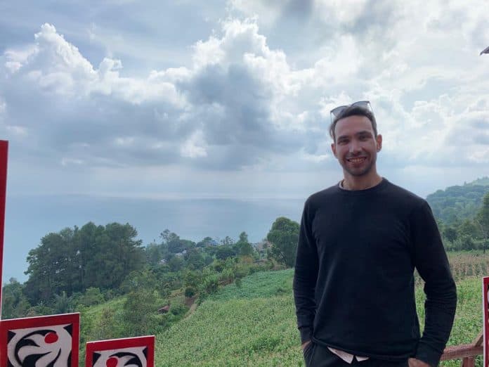pakai_motor_bule_australia_ini_keliling_danau_toba_marcus_ini_tempat_terindah_di_indonesia