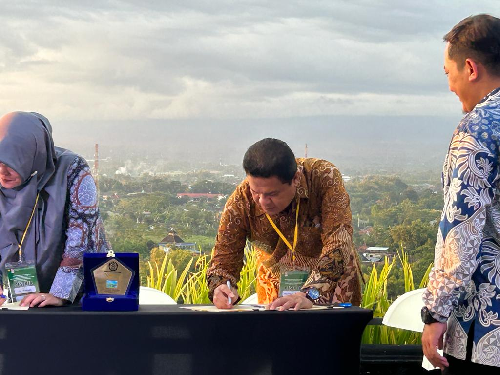 pakpak_bharat_terima_hibah_29_unit_solar_cell_dari_kementerian_esdm