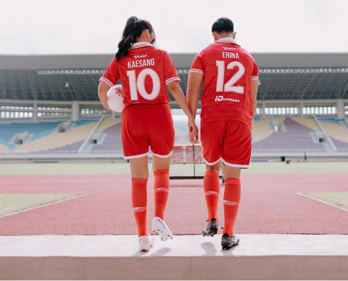 pamerkan_foto_gandengan_berdua_kaesang_erina_pakai_jersey_10_dan_12