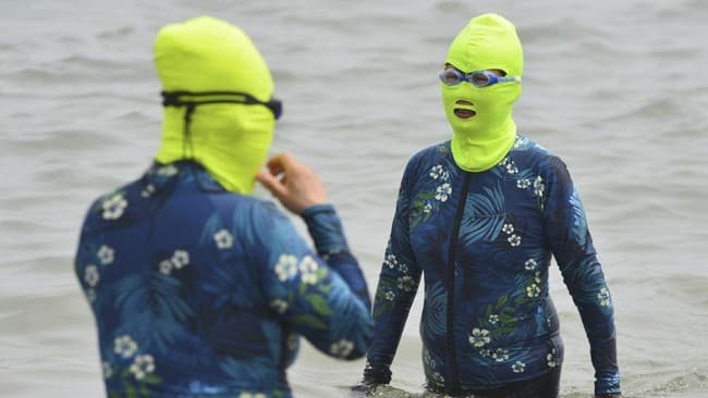 panas_esktrem_terus_menyengat_warga_china_borong_facekinis