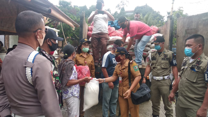 pandemi_150_paket_sembako_dibagikan_di_anggarajim_parapat