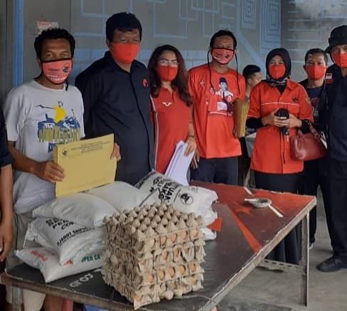 pandemi_covid_19_pdi_perjuangan_siantar_salurkan_1100_paket_sembako