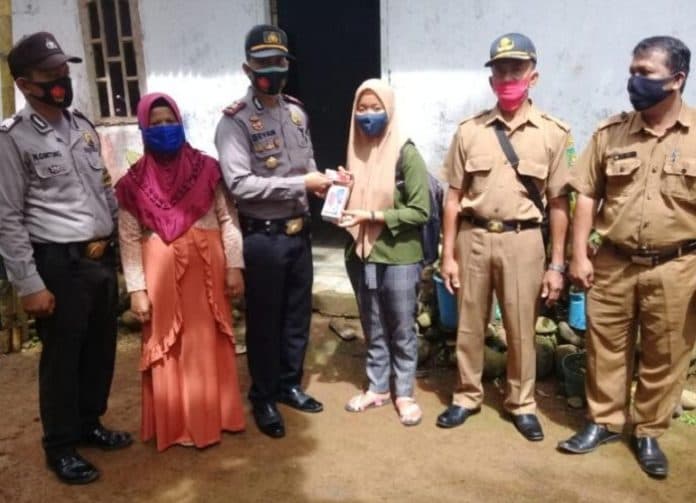 pandemi_covid_19_polisi_beri_handphone_kepada_pelajar