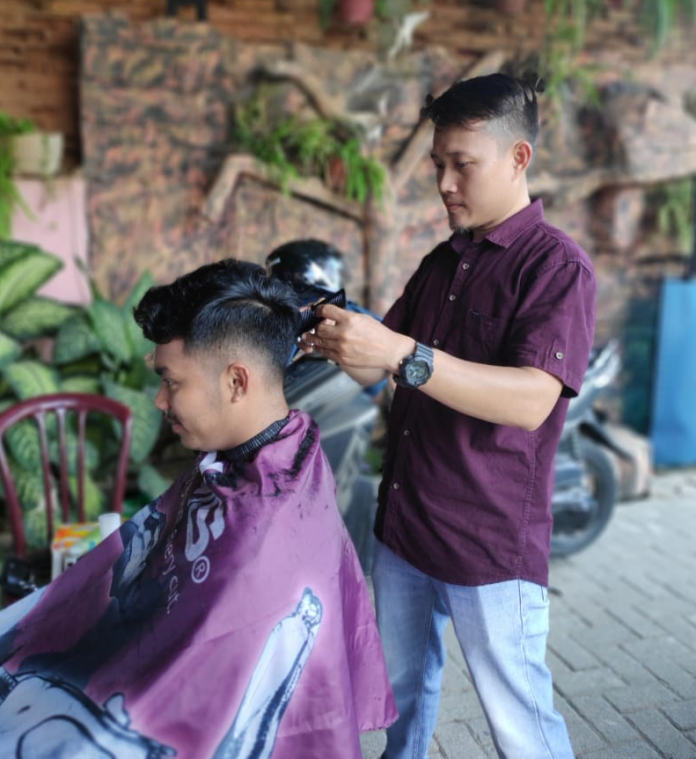 pandemi_tukang_cukur_rela_dipanggil_ke_rumah_dan_dibayar_variatif