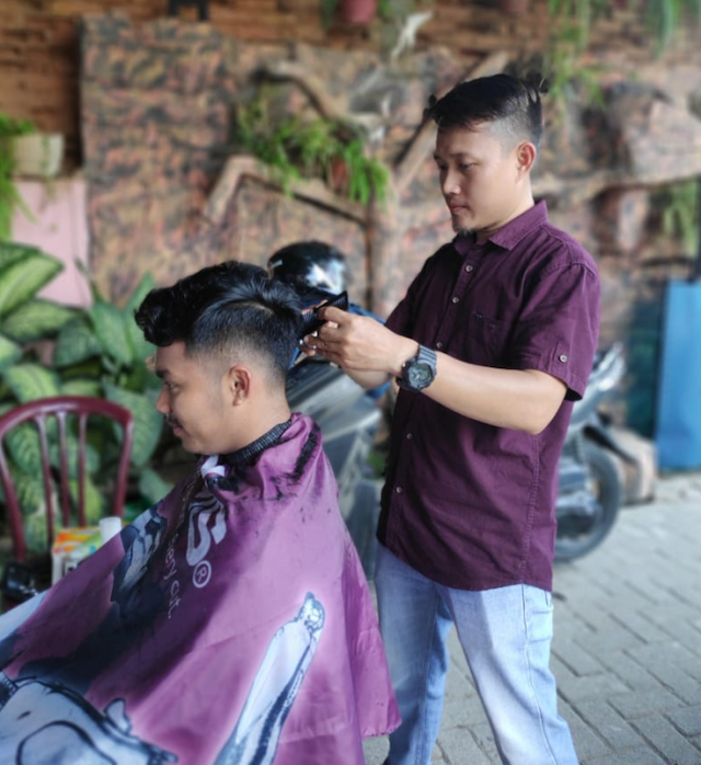 pandemi_tukang_cukur_rela_dipanggil_ke_rumah_dan_dibayar_variatif