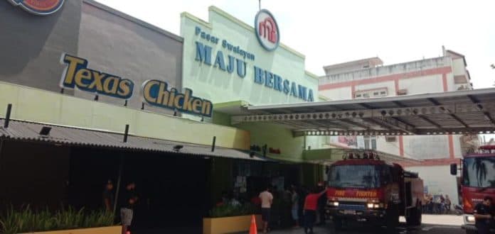 panel_listrik_terbakar_swalayan_maju_bersama_di_medan_nyaris_dilahap_sijago_merah