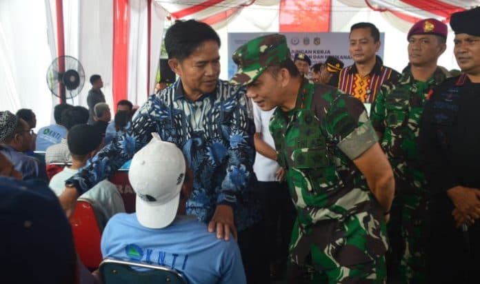 pangdam_ibb_ikut_bagikan_1000_paket_sembako_ke_nelayan