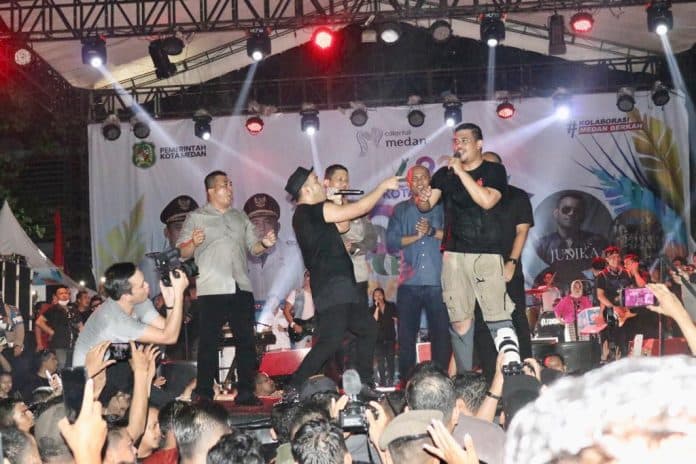 panggung_hiburan_hut_kota_medan_ke_432_bobby_nasution_duet_dengan_judika