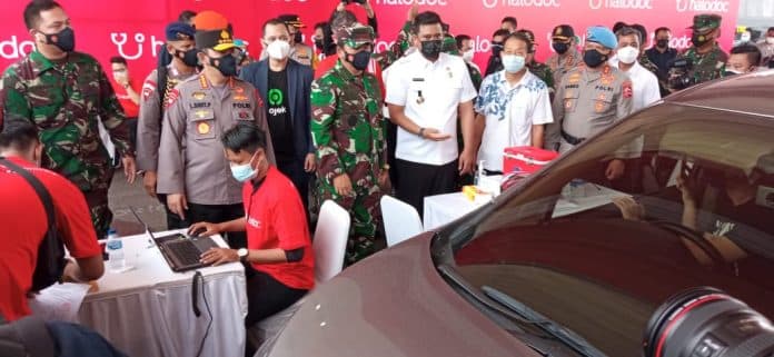 panglima_tni_dan_kapolri_tinjau_vaksinasi_massal_di_medan