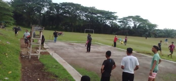 panitia_bersihkan_lapangan_untuk_turnamen_bola_voli_naga_kesiangan_cup_2024