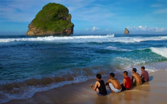 pantai_goa_cina_surga_tersembunyi_sendangbiru_malang