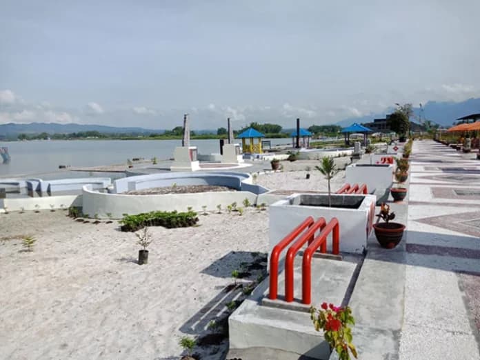 pantai_pasir_putih_parparean_manjakan_pengujung