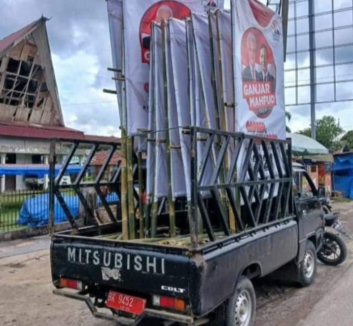 panwascam_sebut_tak_ada_pelanggaran_mobil_bumnag_yang_angkut_baliho_capres_dan_cawapres