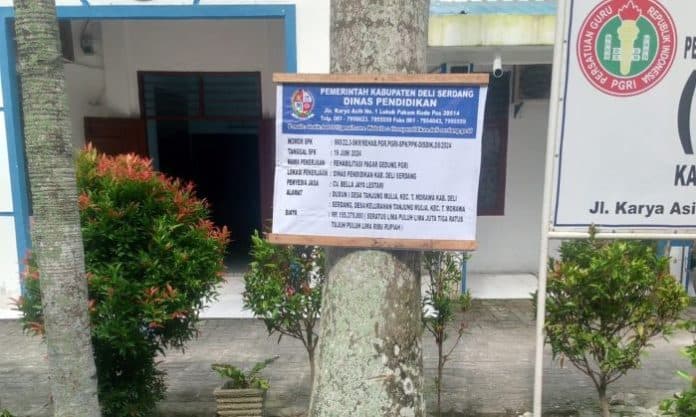 papan_proyek_rehab_pagar_depan_disdik_deli_serdang_dipaku_di_pohon
