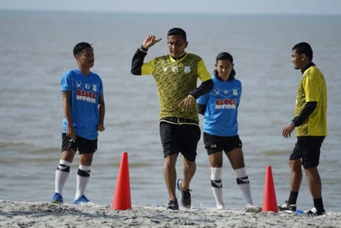 para_punggawa_psms_mulai_berlatih_fisik_di_pantai