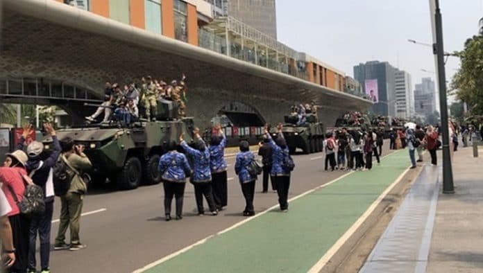 parade_alutsista_di_hut_ke_79_tni_warga_bangga_dan_sampaikan_pesan
