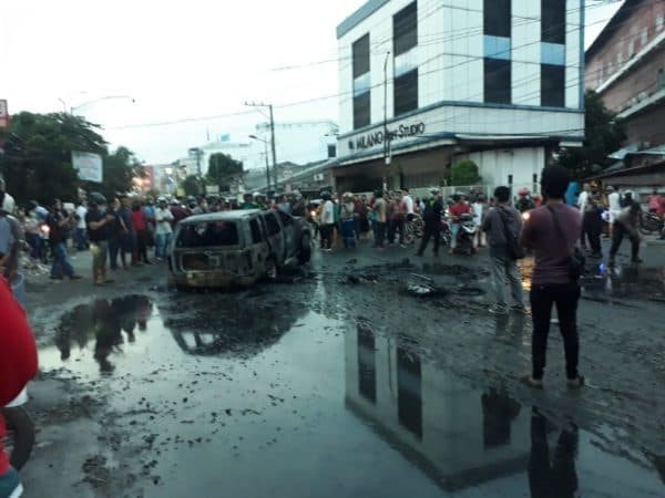 parah_mobil_dinas_polisi_dibakar_saat_demo_di_medan