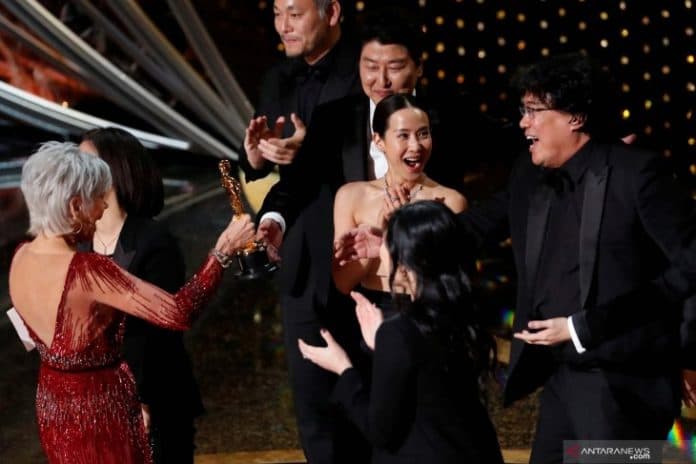 parasite_film_asing_pertama_yang_raih_best_picture_di_oscar