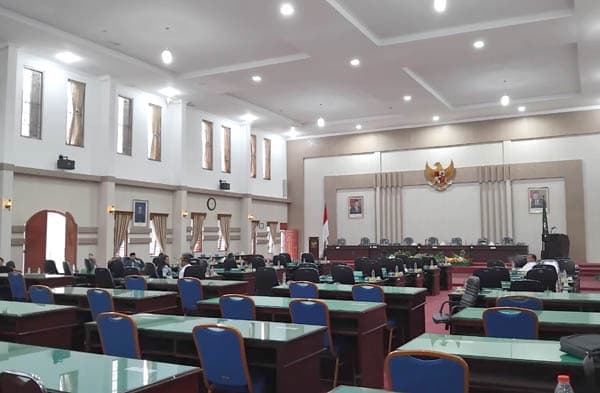 paripurna_banggar_soal_apbd_2024_simalungun_ditunda_kehadiran_anggota_dprd_tak_sesuai_presensi