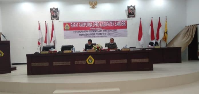 paripurna_pergantian_antar_waktu_anggota_dprd_samosir_molor