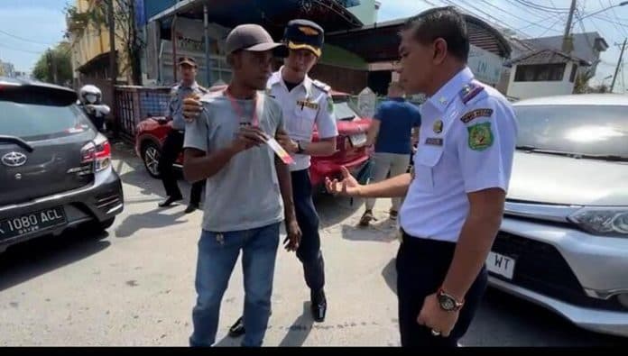 parkir_berlapis_kerap_terjadi_di_jalan_jambi_kabid_parkir_minta_warga_sadar