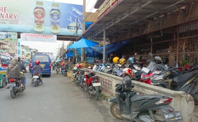 parkir_sembarangan_di_seputaran_pasar_horas_ganggu_kelancaran_arus_lalulintas