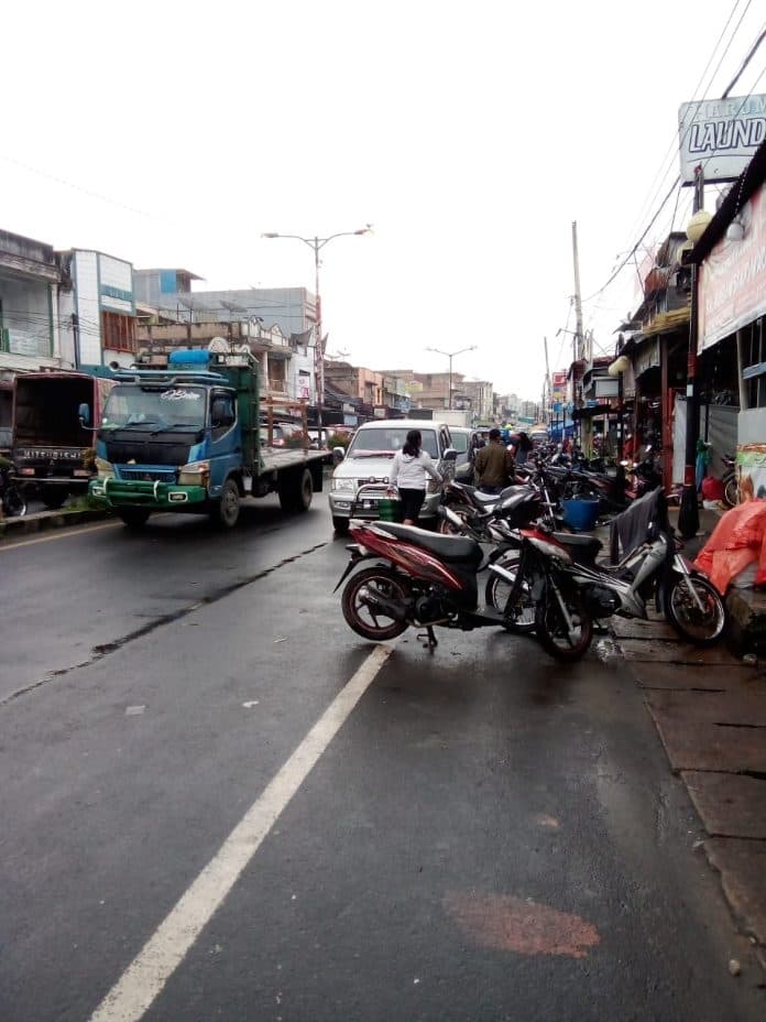parkir_tak_ditata_rapi_jalan_sm_raja_siborongborong_macet_setiap_hari_pekan
