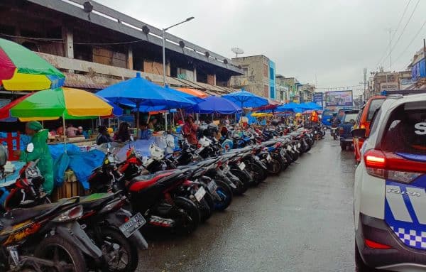 parkiran_motor_pedagang_sebabkan_kemacetan_di_ruas_jalan_merdeka_pasar_horas