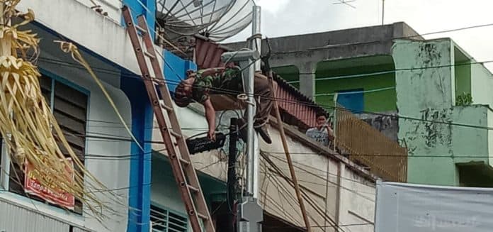 pasang_lampu_rico_marpaung_tewas_tersengat_di_tiang_listrik