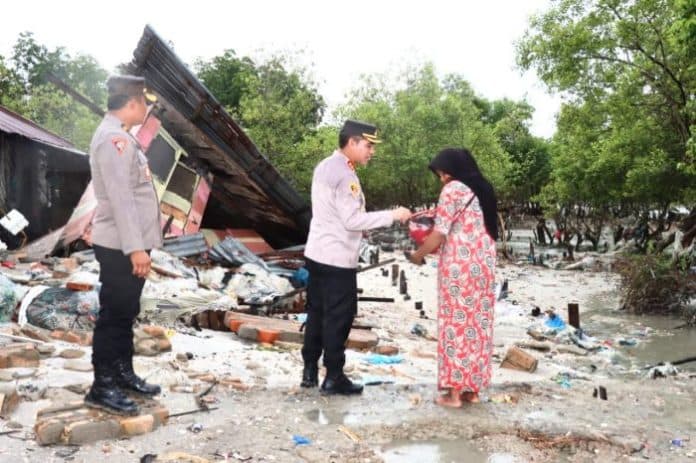 pasang_perbani_hantam_15_rumah_warga_di_batu_bara_roboh_dan_tersapu_air_laut