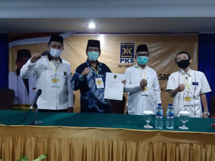 pasangan_balon_bupati_radiapoh_hasiolan_sinaga_dan_h_zonny_waldi_resmi_didukung_pks