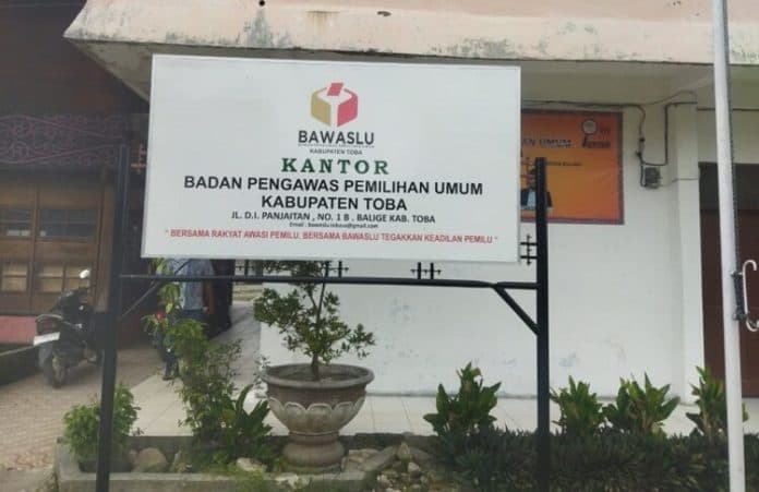 pasangan_independen_turman_ronald_sampaikan_gugatan_ke_bawaslu_toba