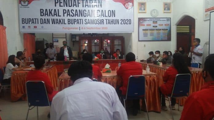 pasangan_rapidin_simbolon_juang_sinaga_resmi_mendaftar_ke_kpu_samosir
