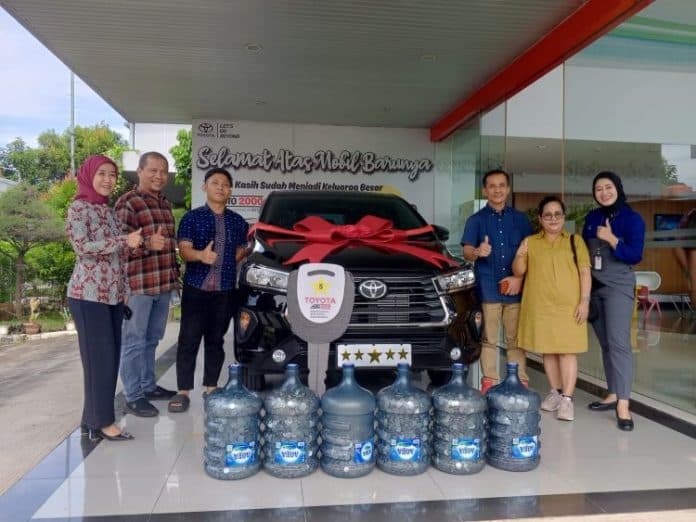 pasangan_suami_istri_di_belawan_beli_mobil_impian_dengan_tabungan_uang_receh