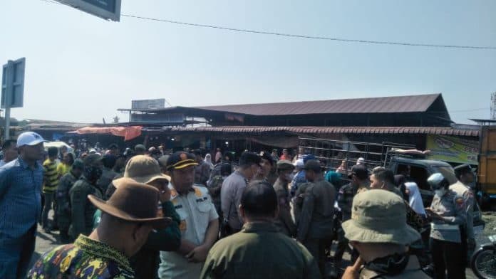 pasar_gambir_ditertibkan_pedagang_dan_pihak_keamanan_kucing_kucingan